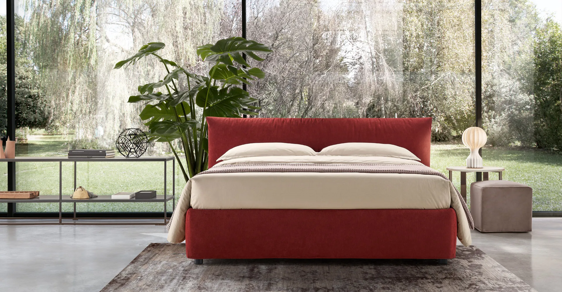 Letto Era Rosini rosso con vista sul giardino