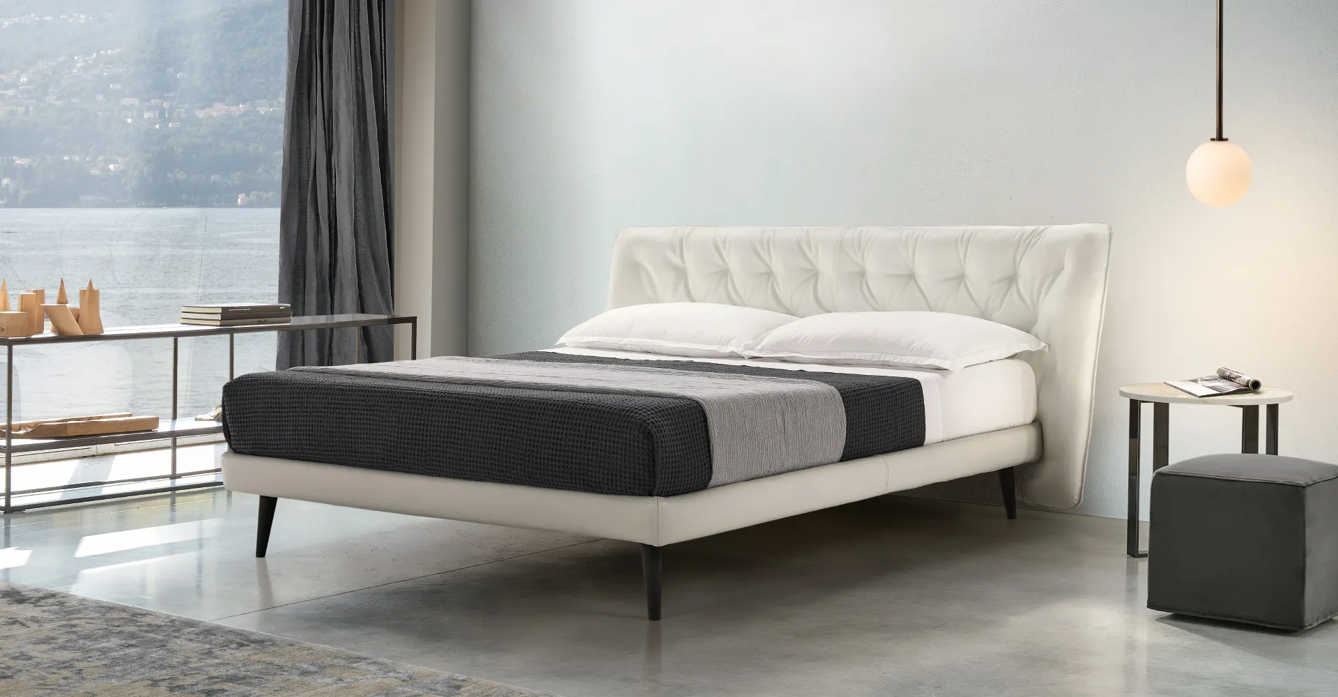 Letto Gea Rosini chiaro con testata capitonné