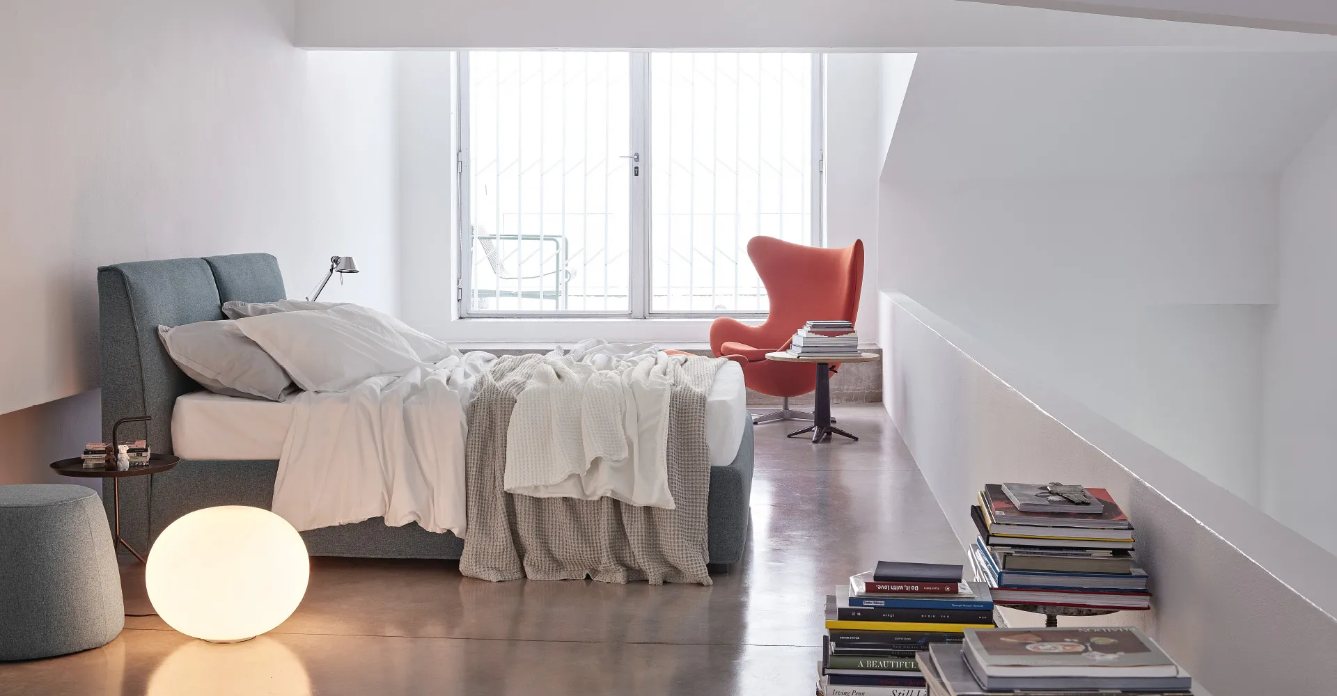Letto Talia Rosini antracite con poltrona rossa
