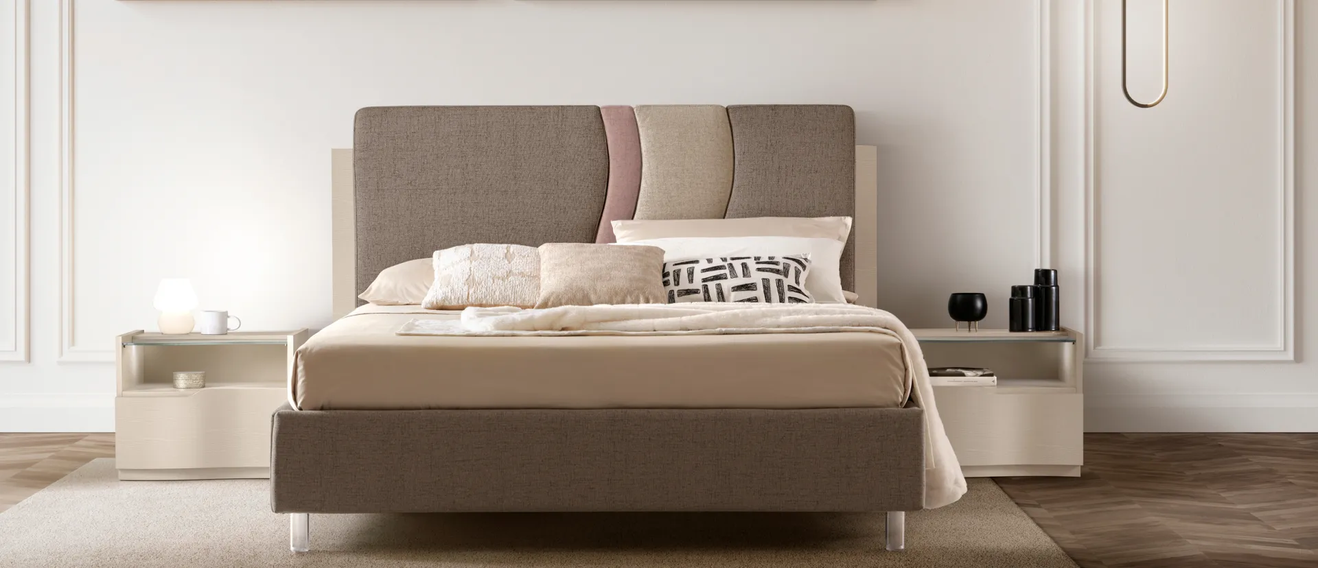 Letto Onda RTL Mobili visto di fronte, testata con fasce in tessuto tortora e rosa