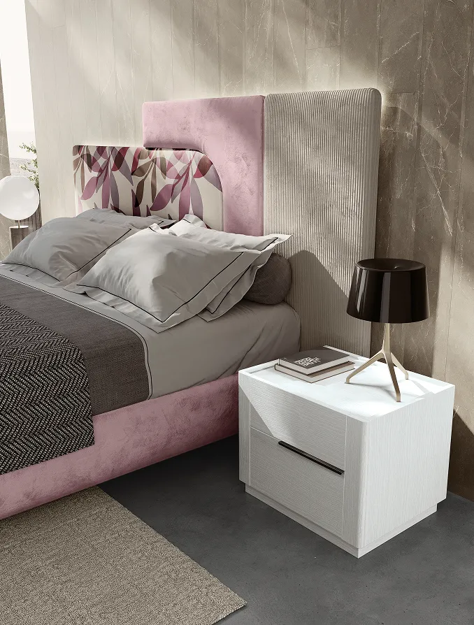 Dettaglio del letto Tahiti RTL Mobili con testata rosa e tessuto a foglie