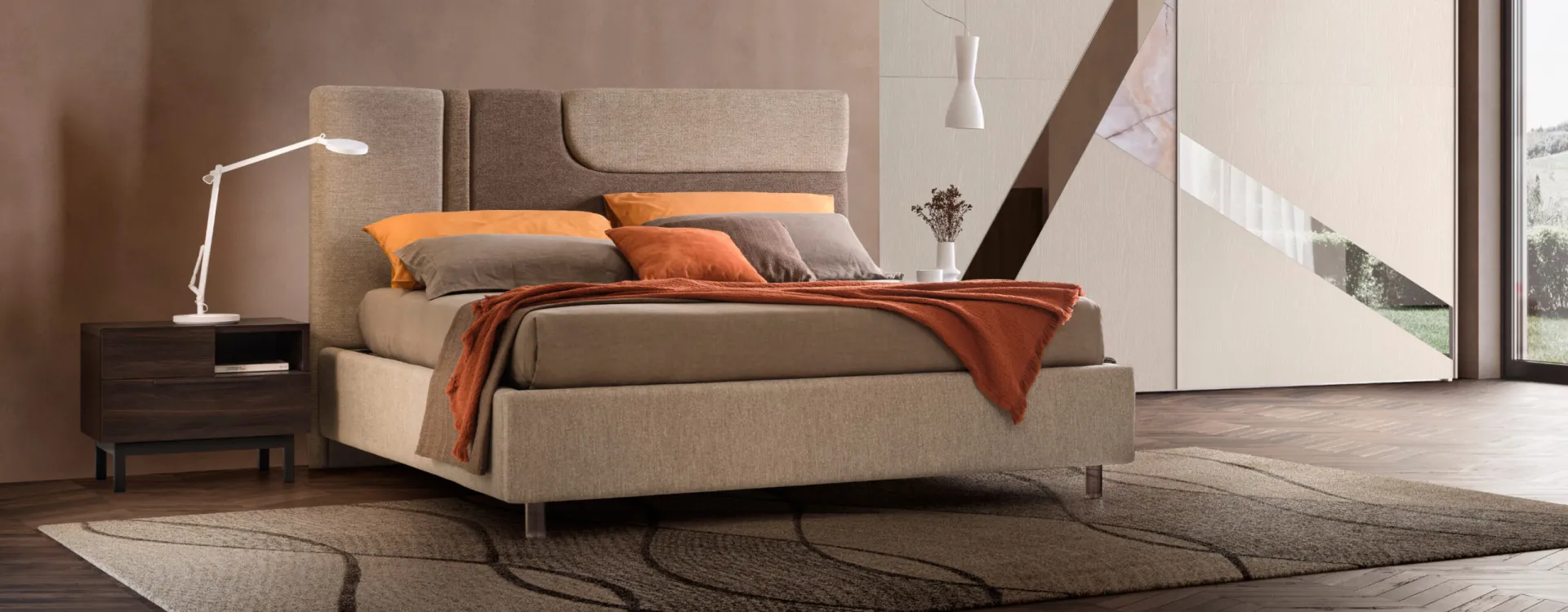 Letto Giglio RTL Mobili in tessuto beige con plaid arancio e comodino scuro