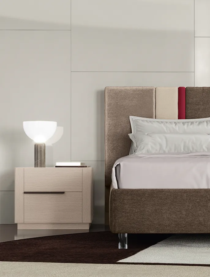 Dettaglio del letto Panarea RTL Mobili con pannelli beige, rosso e marrone