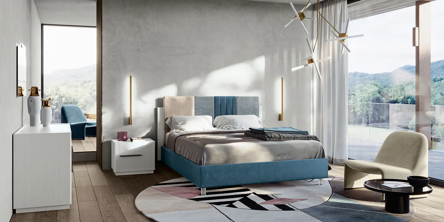 Letto Capri RTL Mobili in velluto blu con testata bicolore in camera luminosa