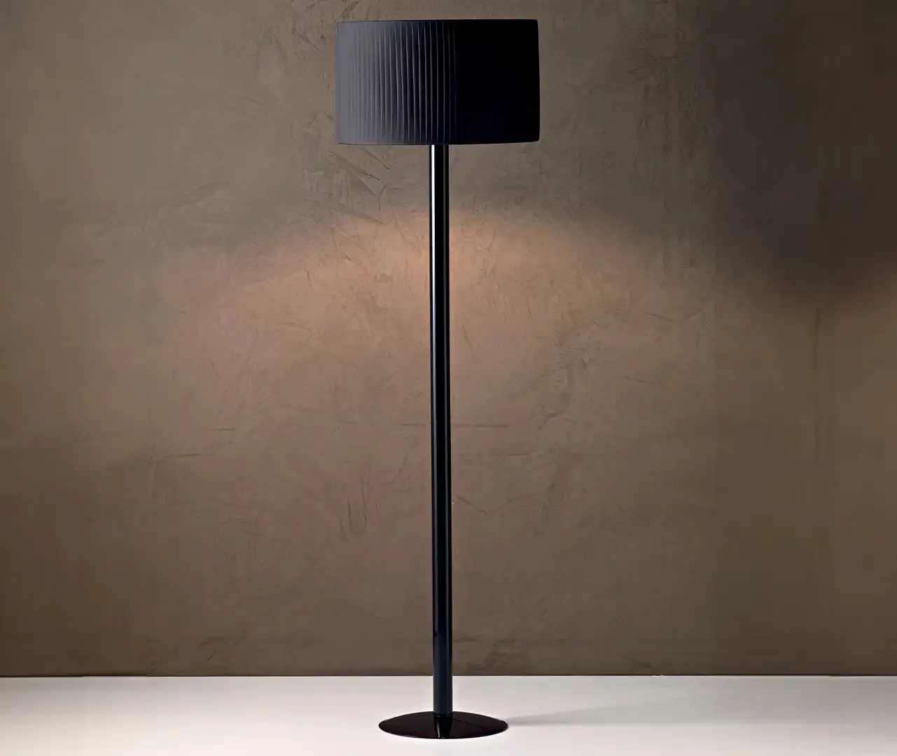 Lampada da terra Matahari Le Fablier con stelo nero e paralume nero
