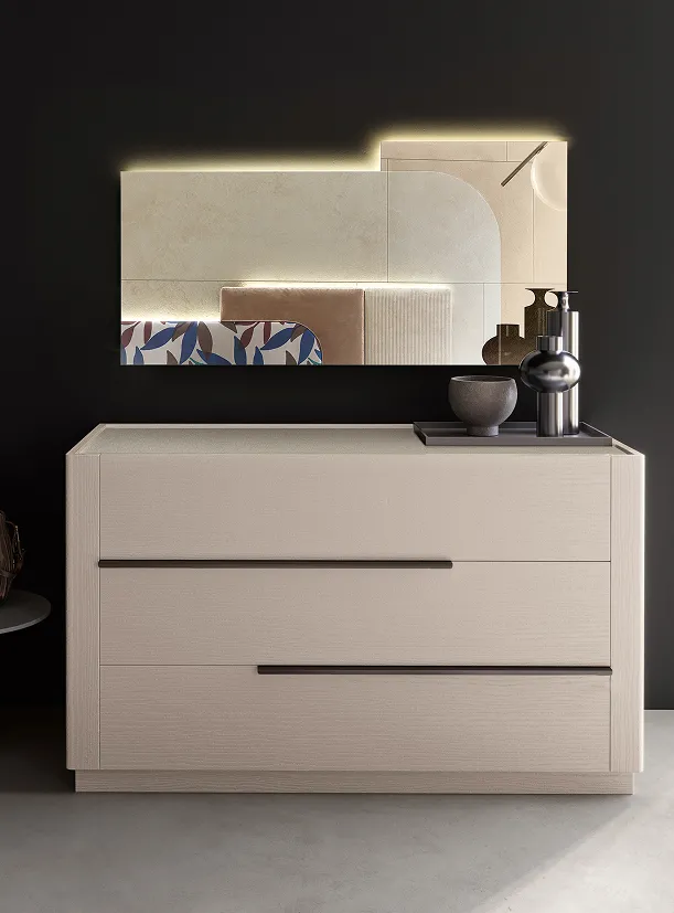 Specchiera Lipari RTL Mobili con LED sopra comò Cachemire su parete scura