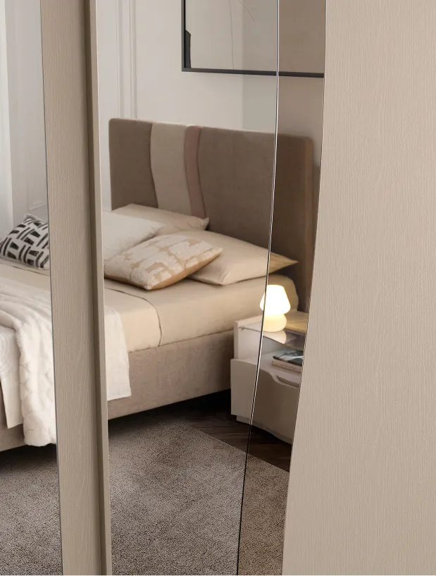 Dettaglio dell'anta a specchio dell'armadio Onda RTL Mobili con il letto riflesso