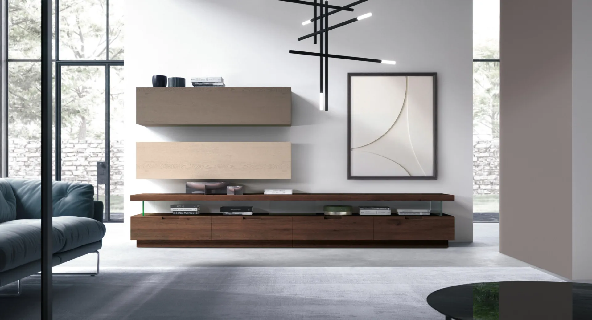 Parete attrezzata Living Zero.16 Devina Nais con base in rovere scuro e pensili chiari in un soggiorno con vetrata