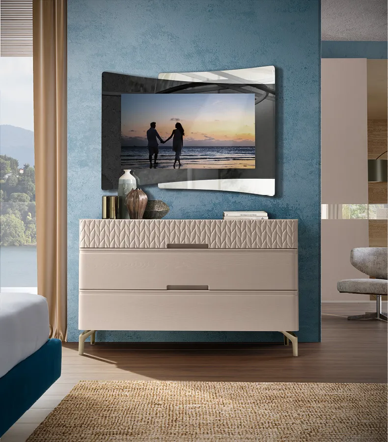 Specchiera Ciak RTL Mobili con TV accesa su parete blu sopra comò