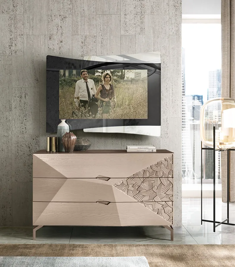 Specchiera Ciak RTL Mobili con TV sopra un comò dal decoro diamantato