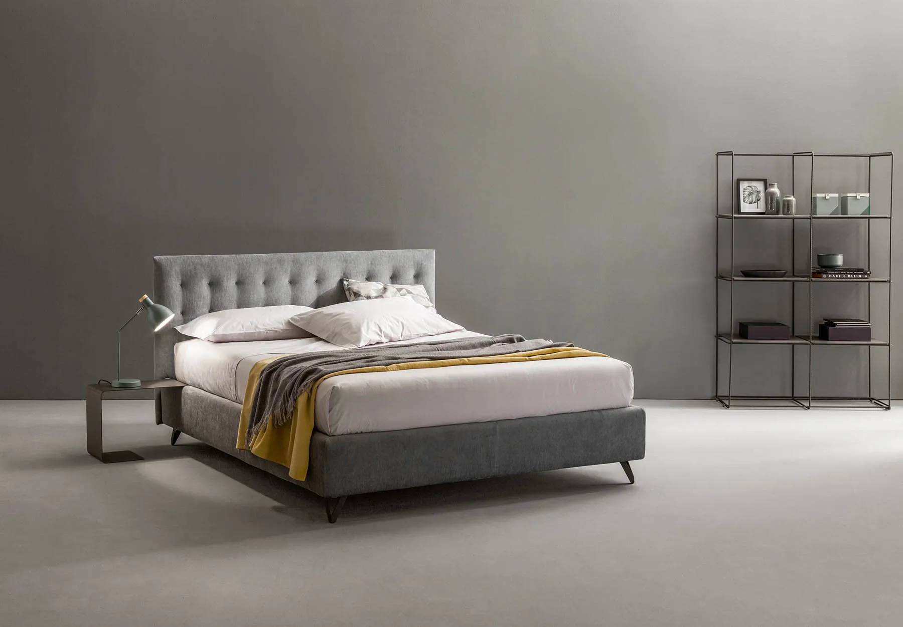 Letto matrimoniale Aster Samoa grigio con testiera a capitonné verticale, su piedini inclinati