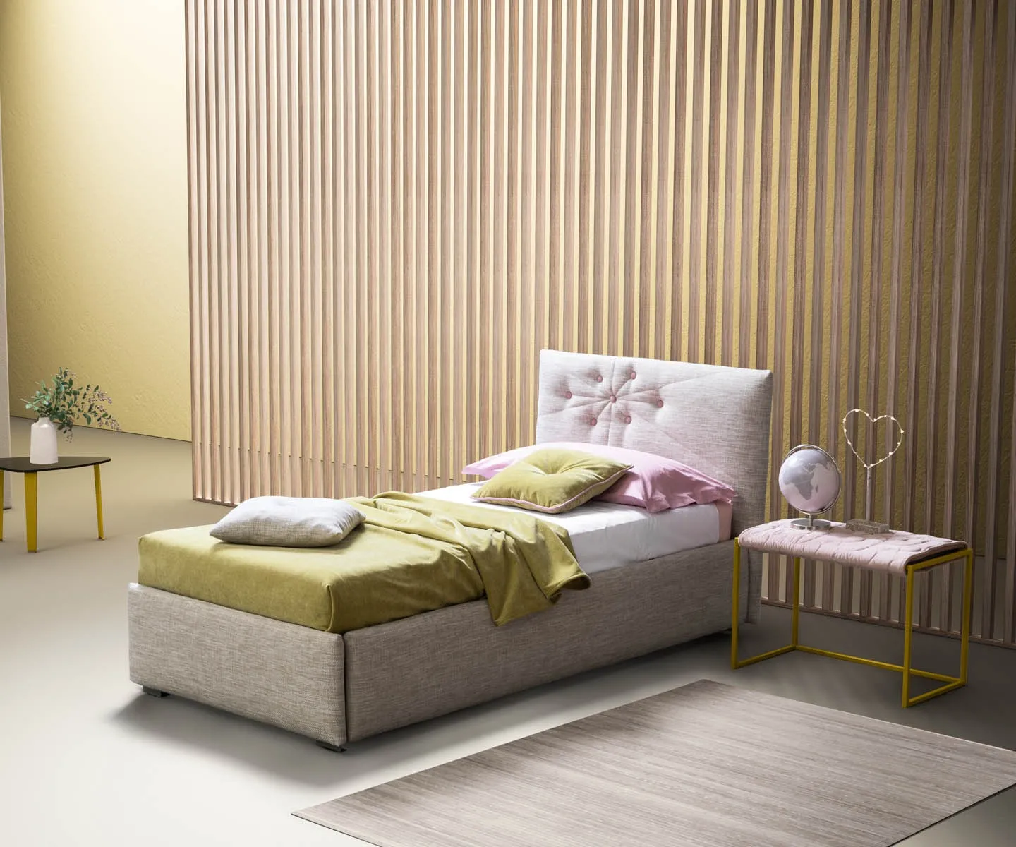 Letto singolo Bloom Samoa chiaro con fiore cucito sulla testiera, davanti a una parete a listelli di legno