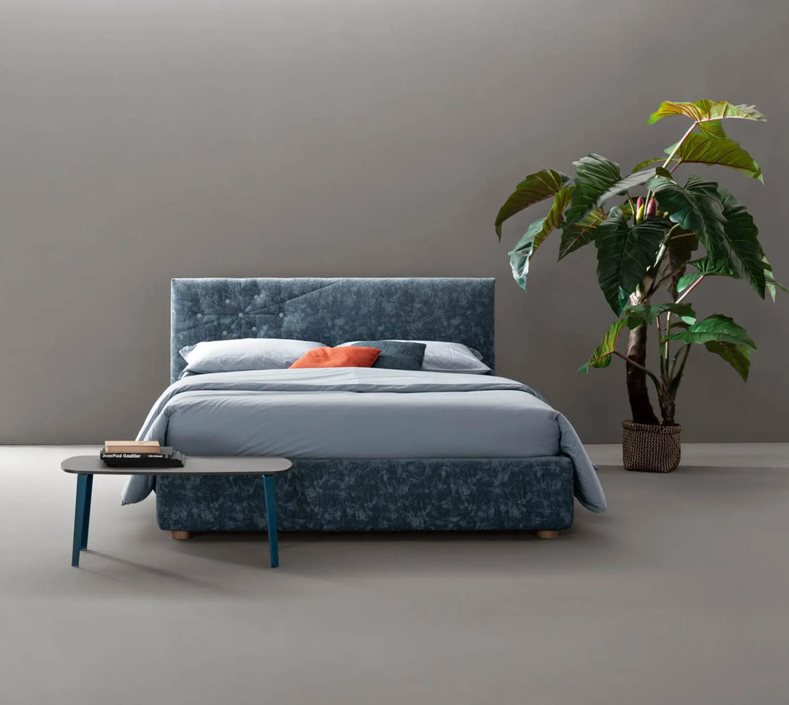 Letto matrimoniale Bloom Samoa in velluto blu stampato, con tavolino basso e pianta