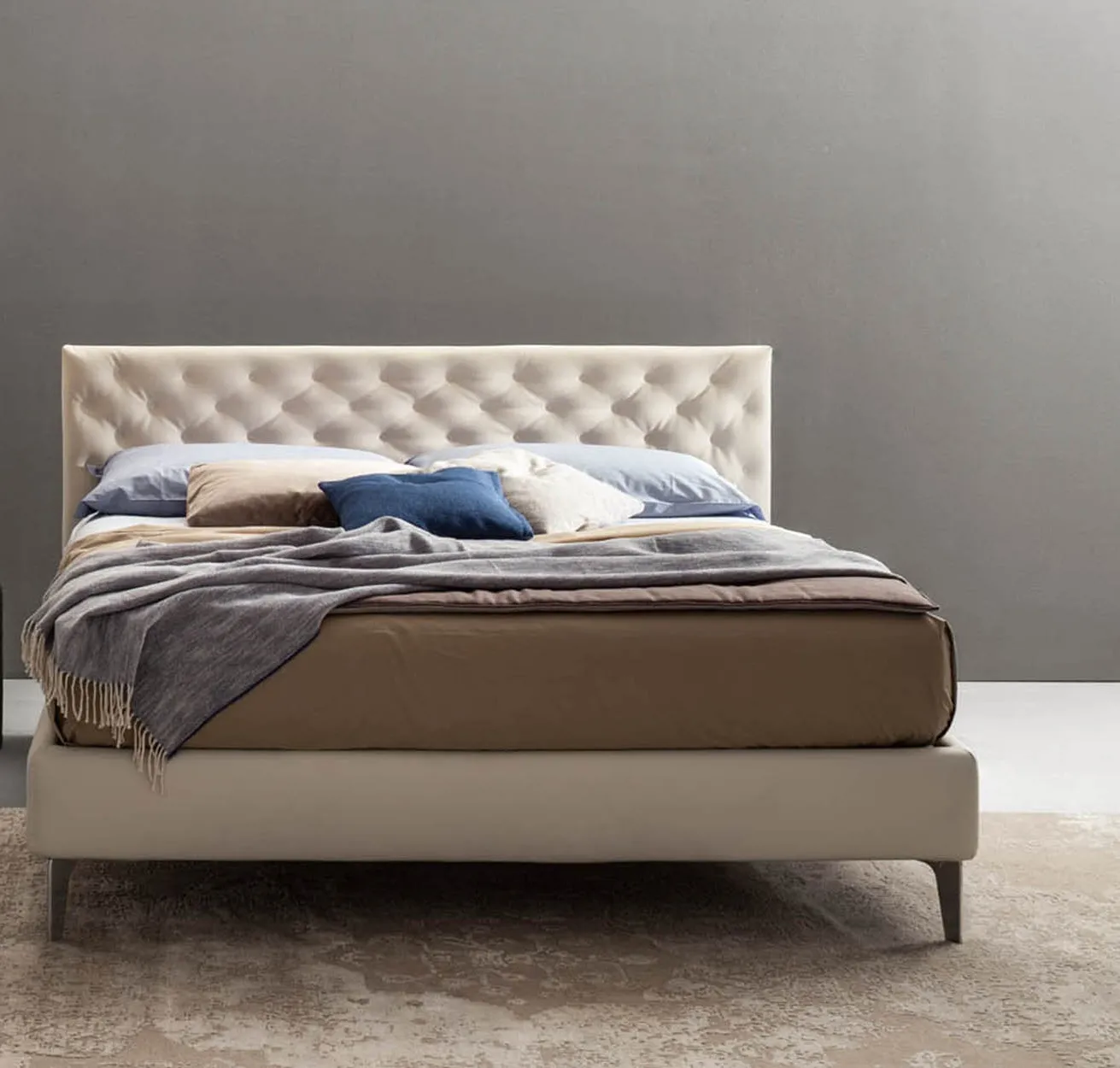 Letto matrimoniale Bubbles Samoa color panna con testiera capitonné, su piedi sottili e tappeto chiaro