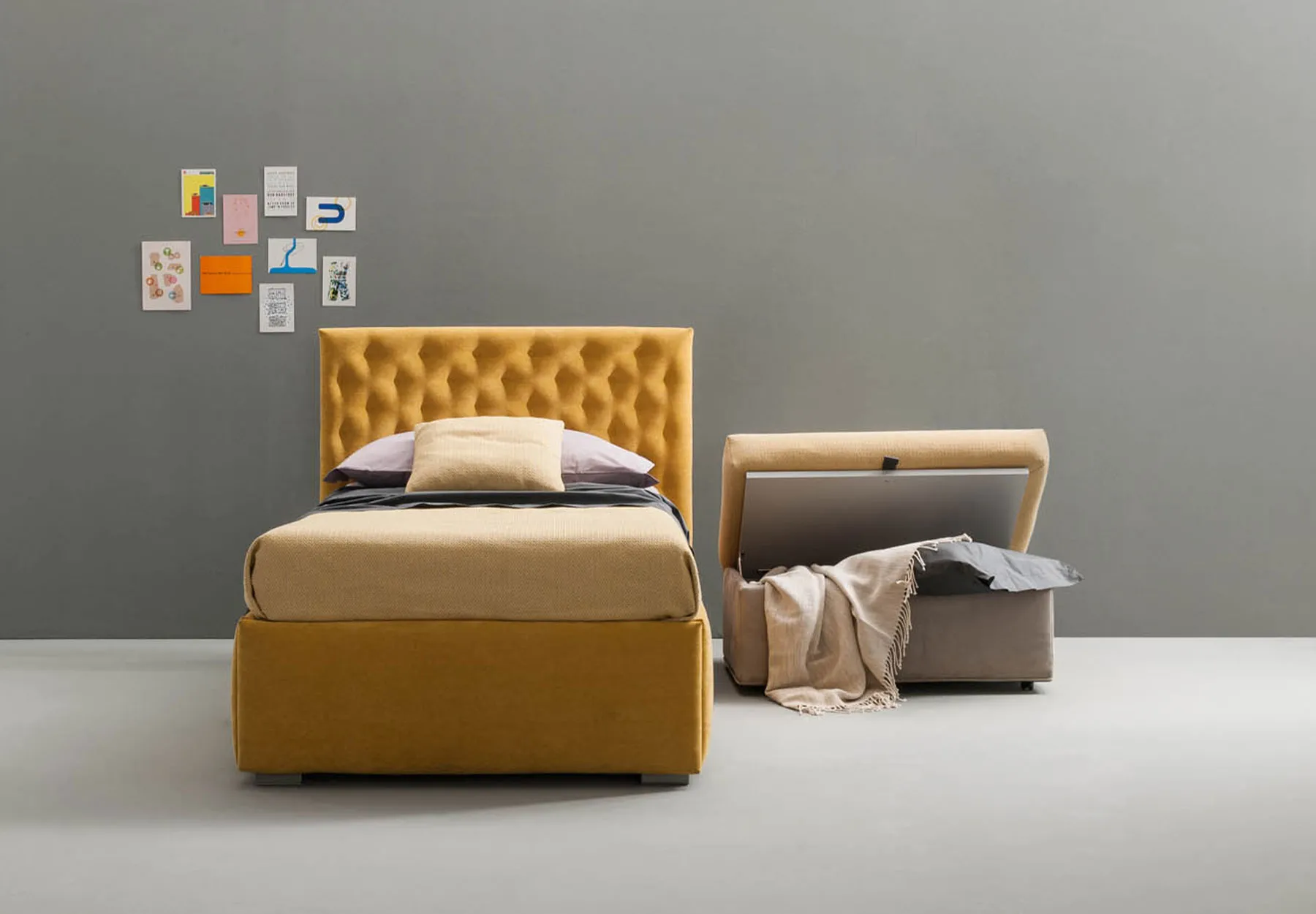 Letto singolo Bubbles Samoa giallo senape accanto a un pouf contenitore aperto