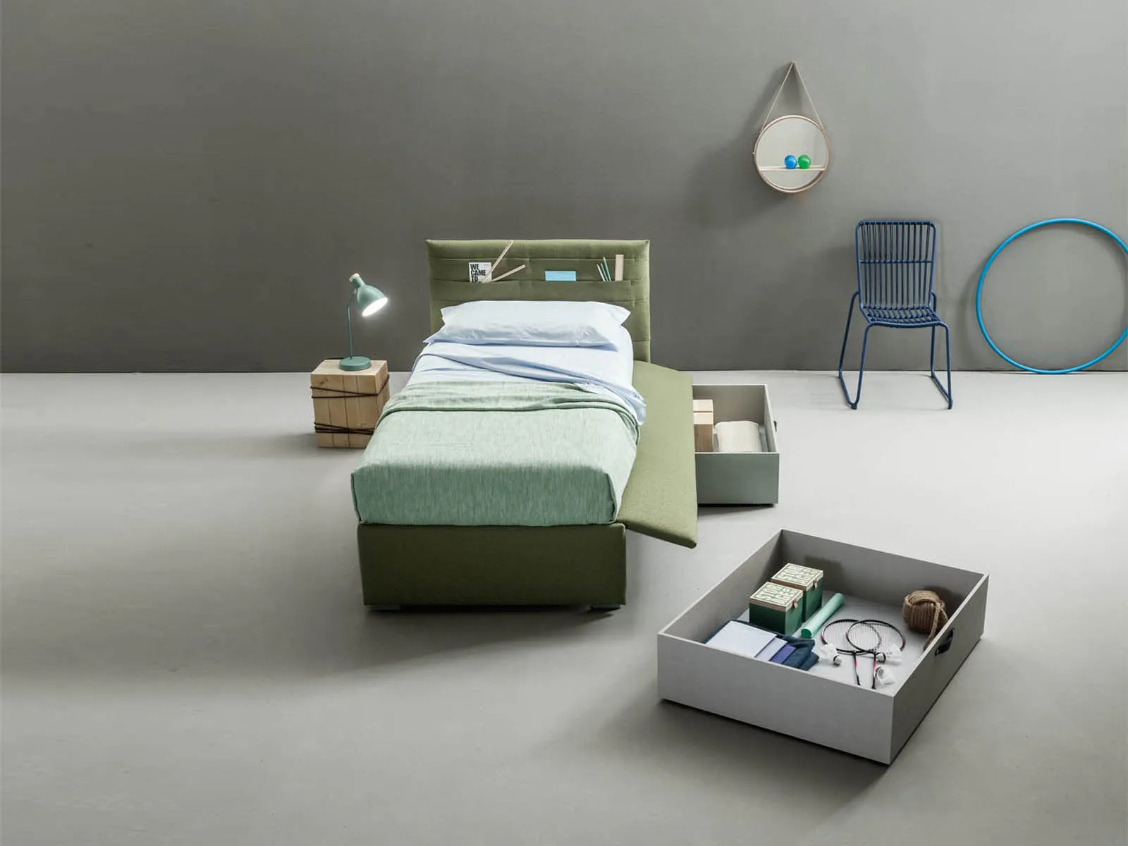 Letto singolo Pocket Samoa verde salvia con tasca sulla testiera e due cassetti estraibili accanto