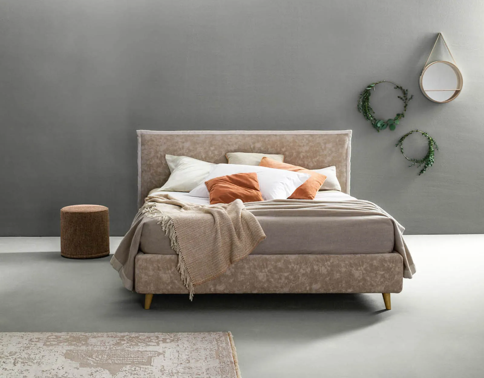Letto matrimoniale Truss Samoa in tessuto chiaro operato, su piedini in legno conici