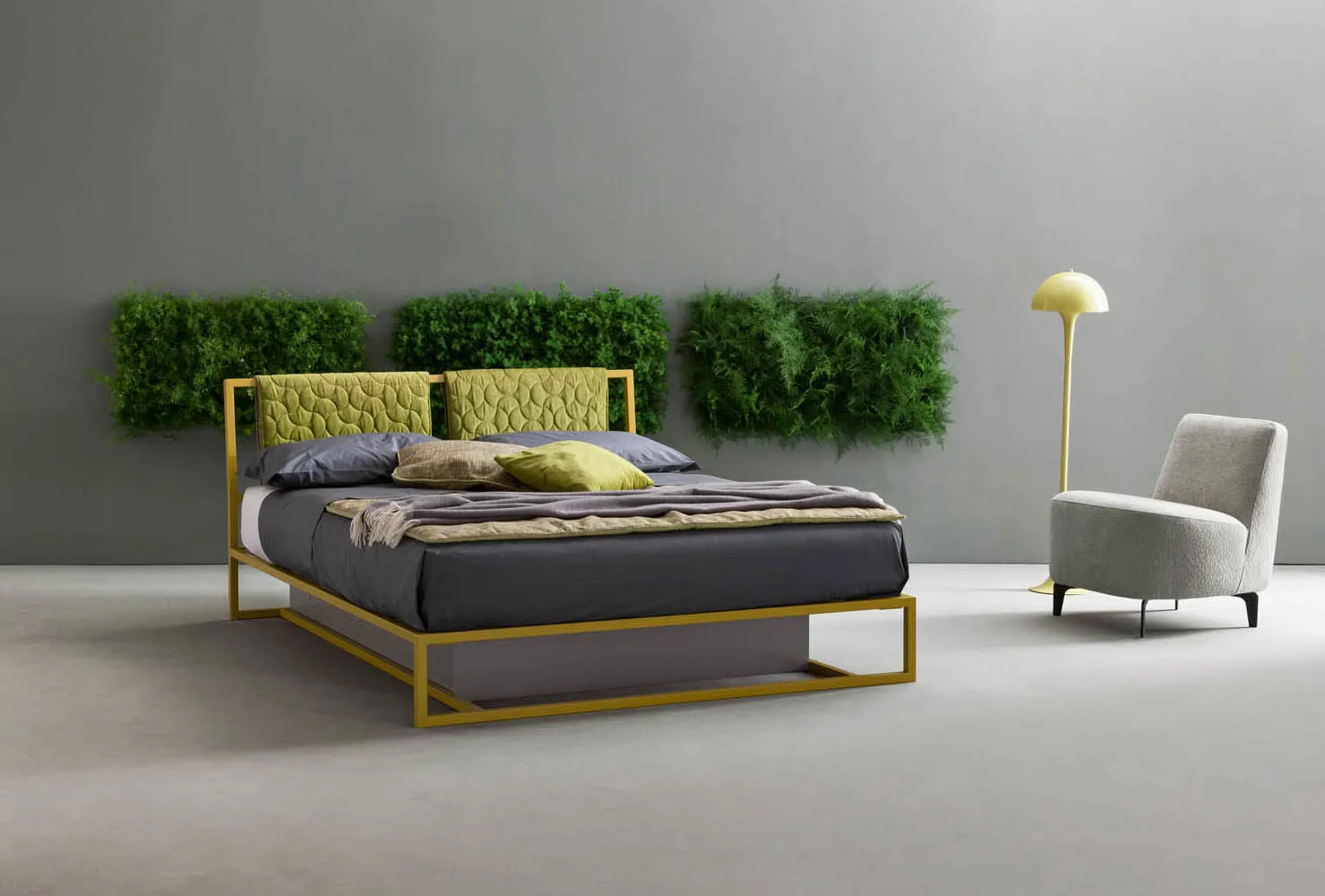 Letto matrimoniale Frame Samoa con telaio giallo e testiera verde, sotto pannelli di piante