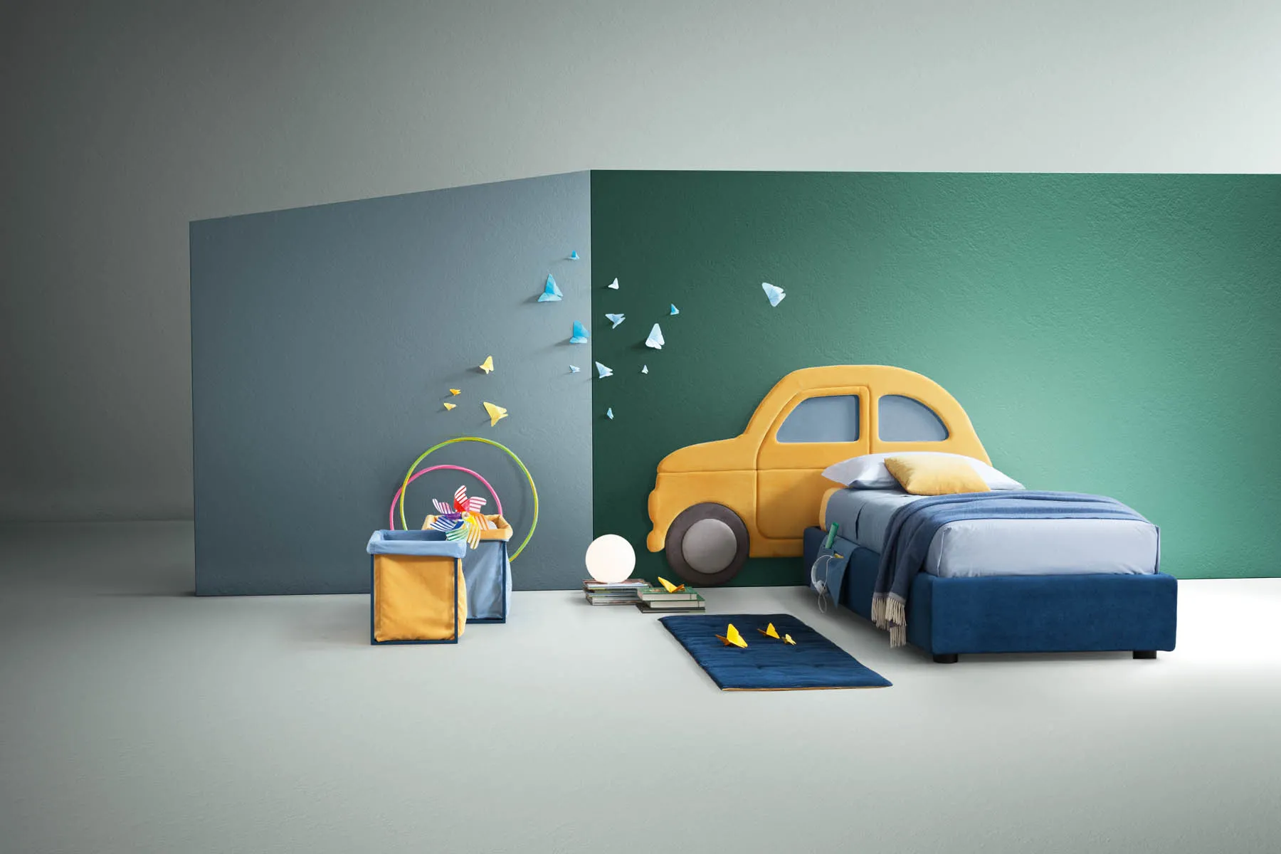 Pannello Car Samoa a forma di auto gialla come testiera di un letto singolo blu