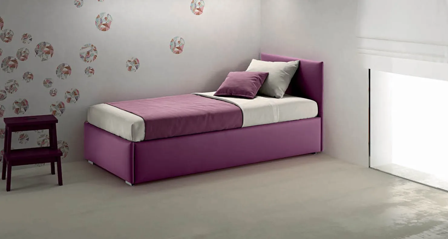 Letto imbottito Twice Samoa color prugna con testiera bassa, accanto a una scaletta in legno