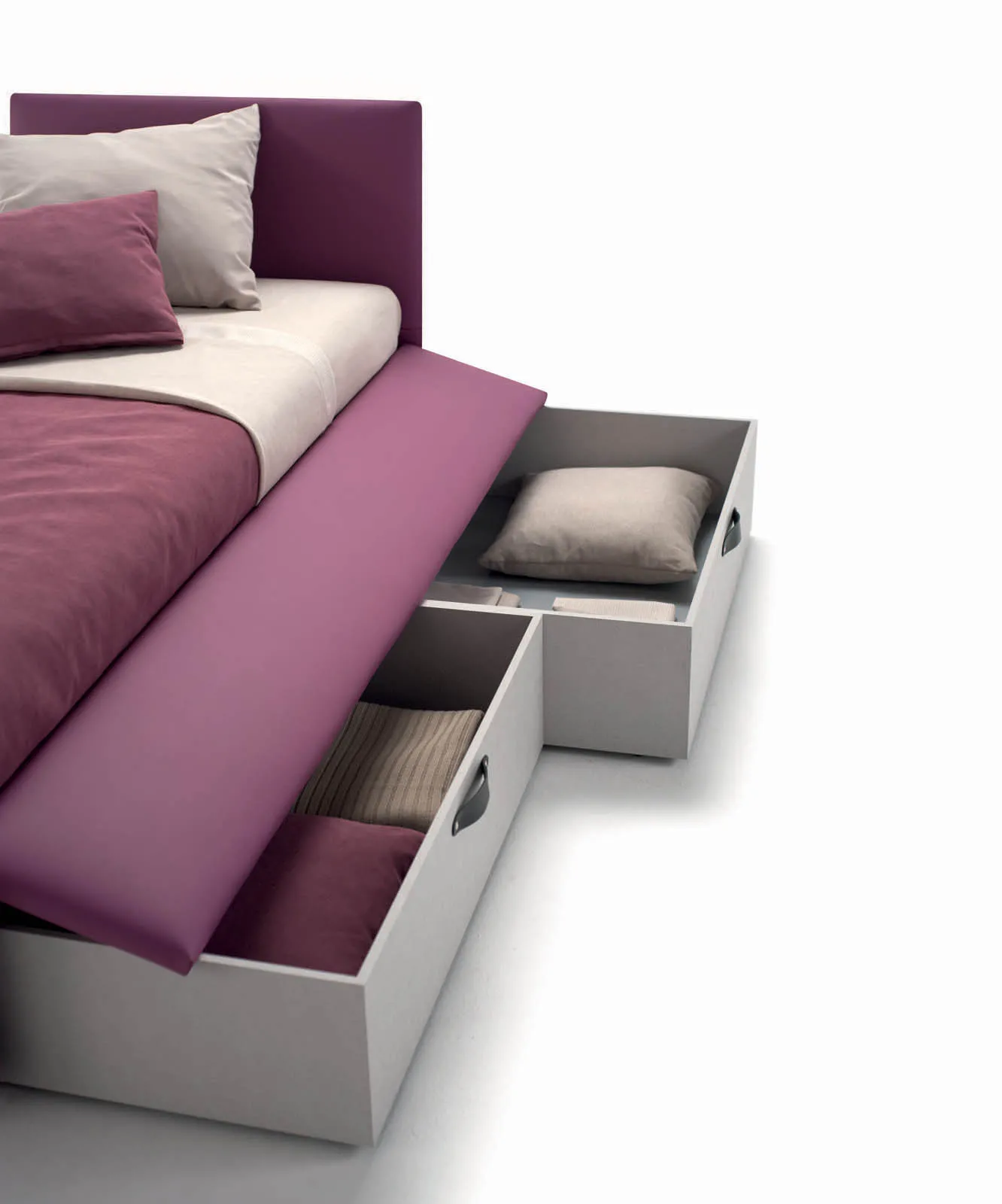 Letto Twice Samoa prugna con due cassettoni bianchi estratti dal fianco, su fondo bianco