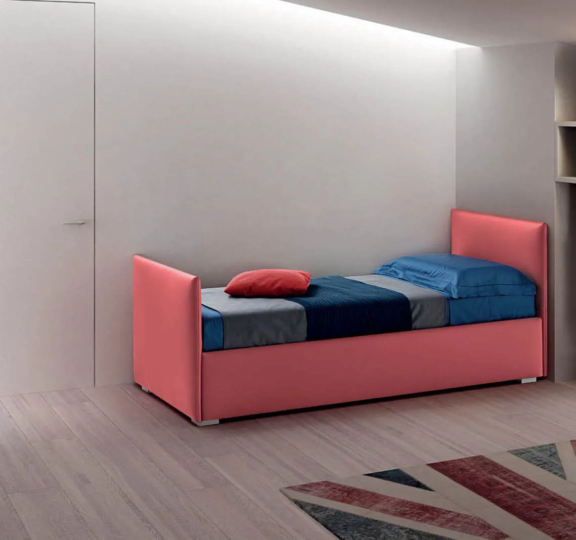 Letto Twice Dormeuse Samoa rosso corallo con due testate e biancheria blu, contro una parete chiara