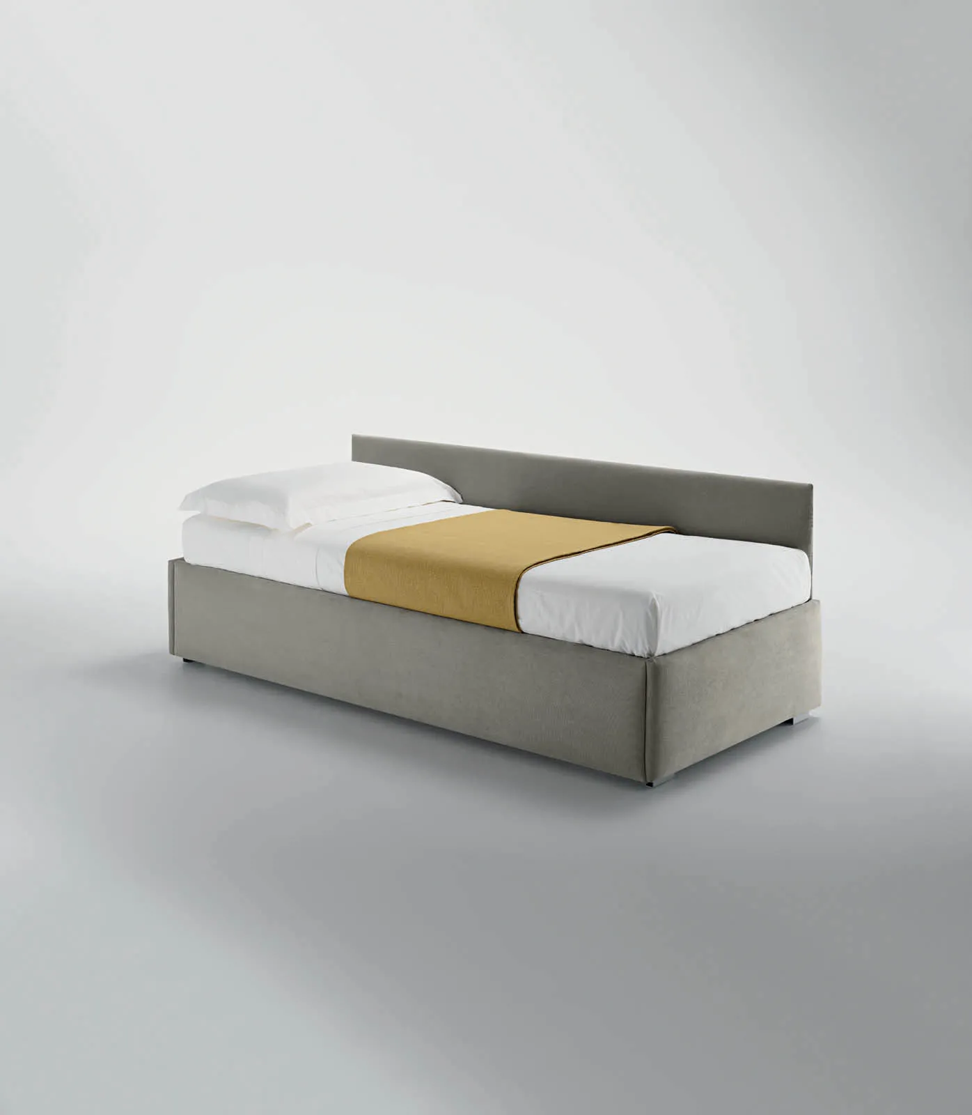 Letto Twice Centrale Basso Samoa singolo grigio con schienale basso, visto di tre quarti
