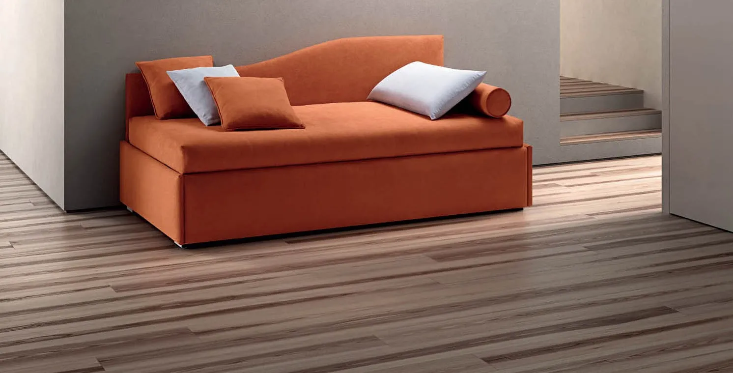 Letto Twice Centrale Sagomato Samoa arancio con schienale a onda, cuscini bianchi e rullo