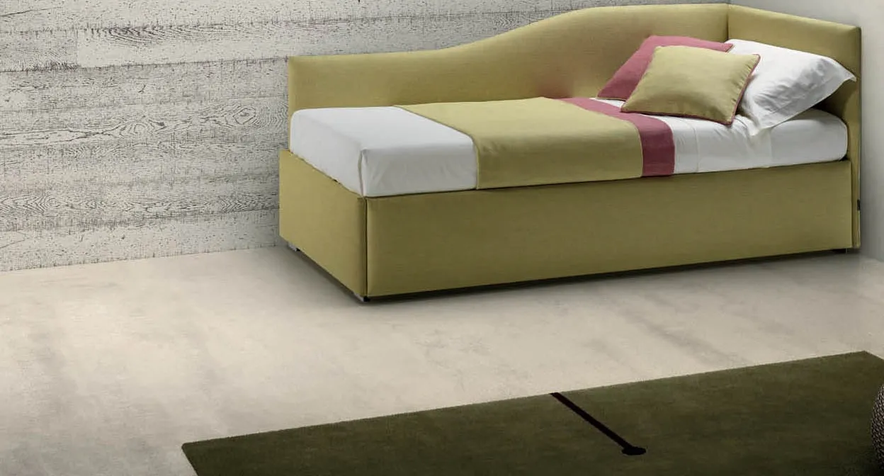 Letto Twice Angolo Sagomato Samoa verde oliva con schienale curvo ad angolo, su pavimento chiaro