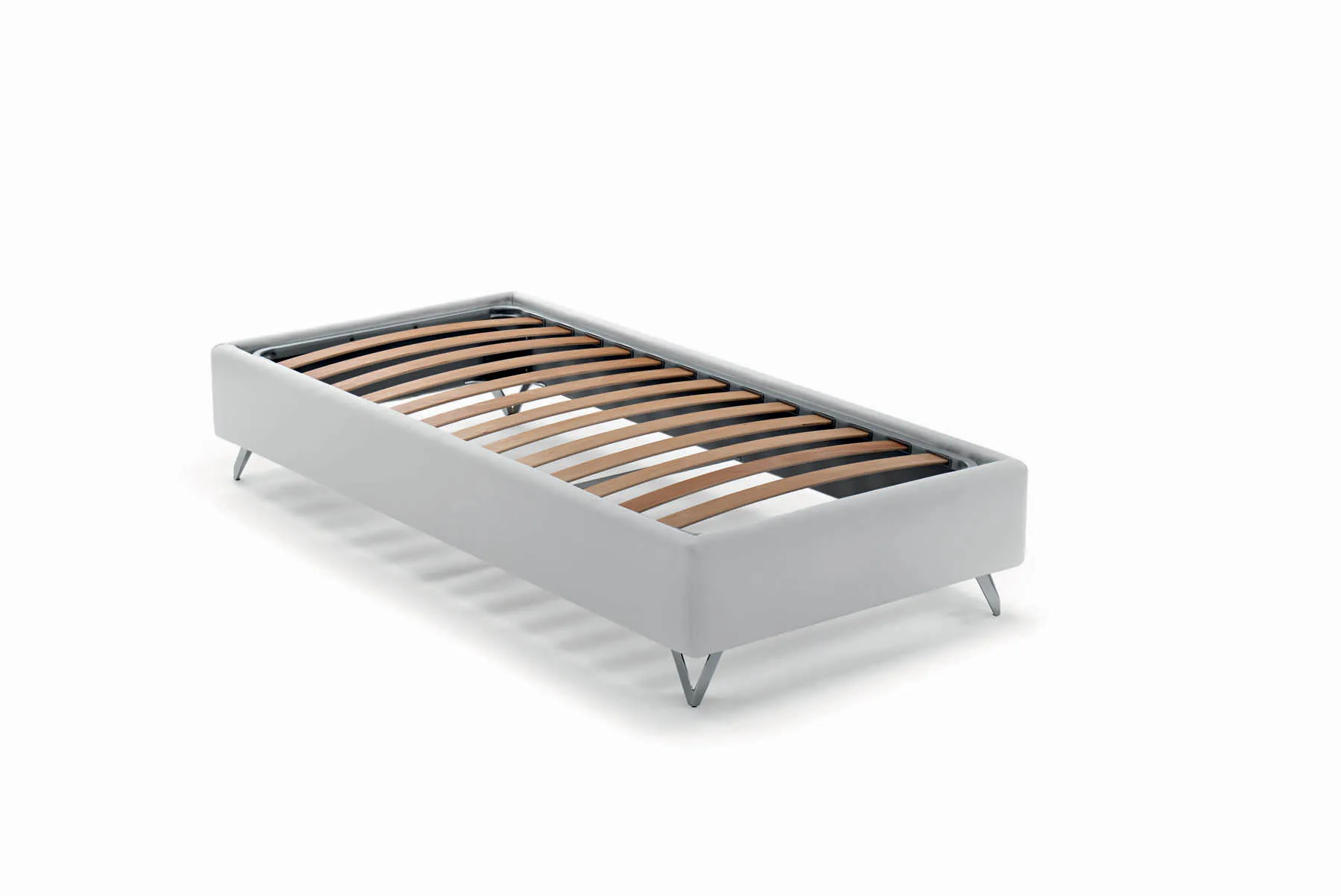 Base Sommier Compatto Samoa singola con doghe in legno e piedini cromati, su fondo bianco