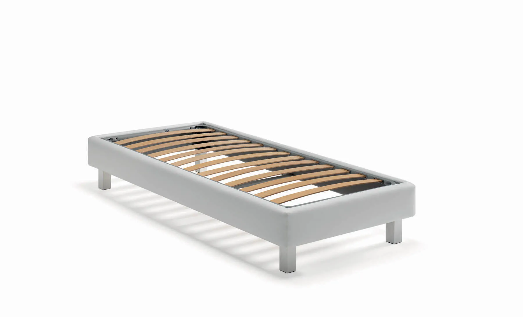Base Sommier Lift Samoa singola con cornice imbottita e gambe in metallo, su fondo bianco