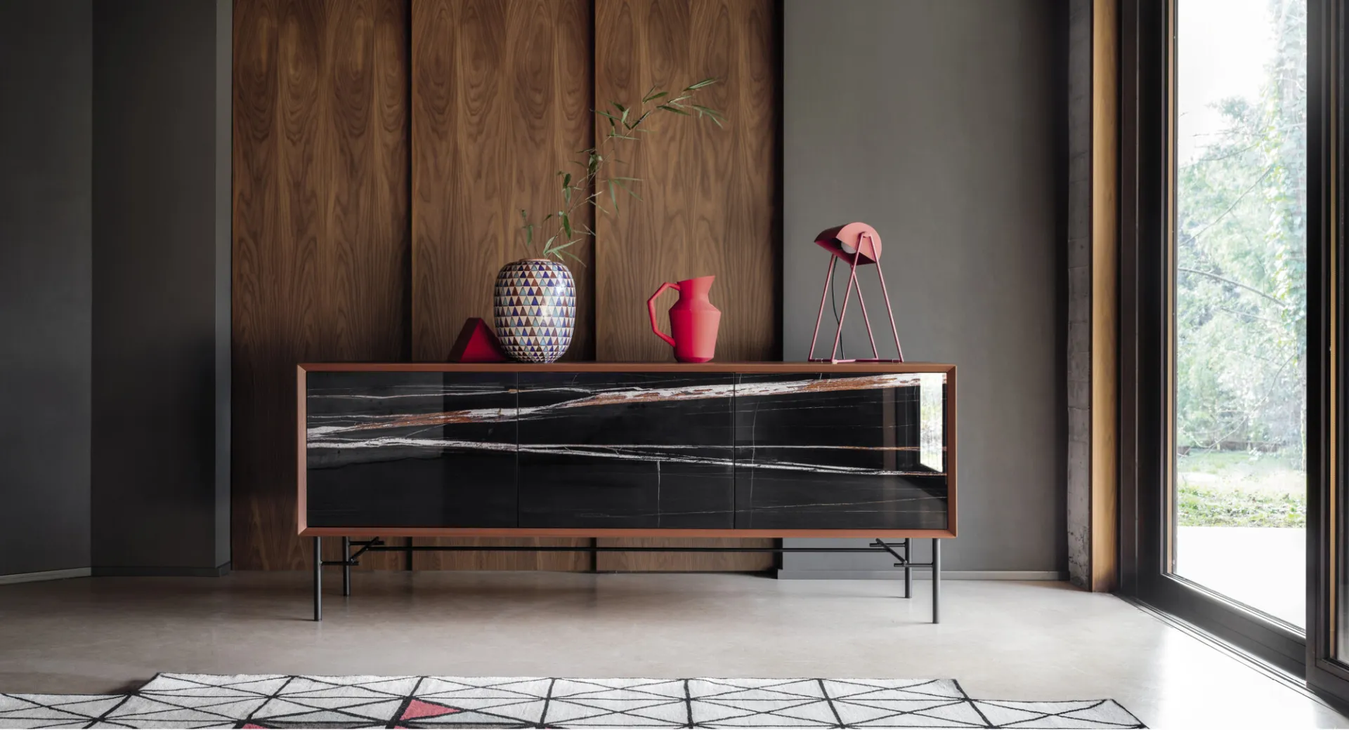 Madia 45 My Glass Devina Nais con frontali in vetro scuro venato davanti a una boiserie in legno