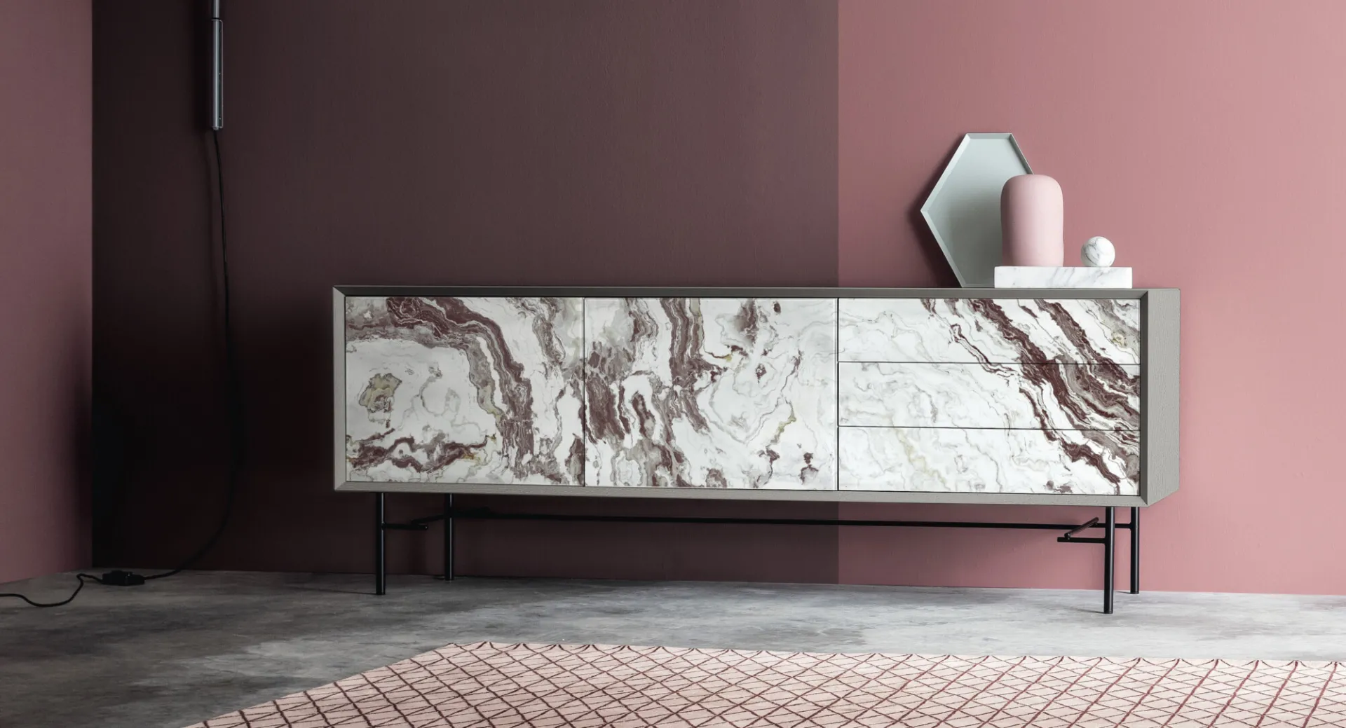 Madia 45 My Glass Devina Nais con frontali chiari a venature rosse su parete rosa antico