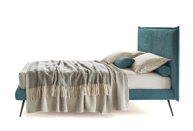 Letto Essenza San Lorenzo su fondo chiaro, vista di tre quarti