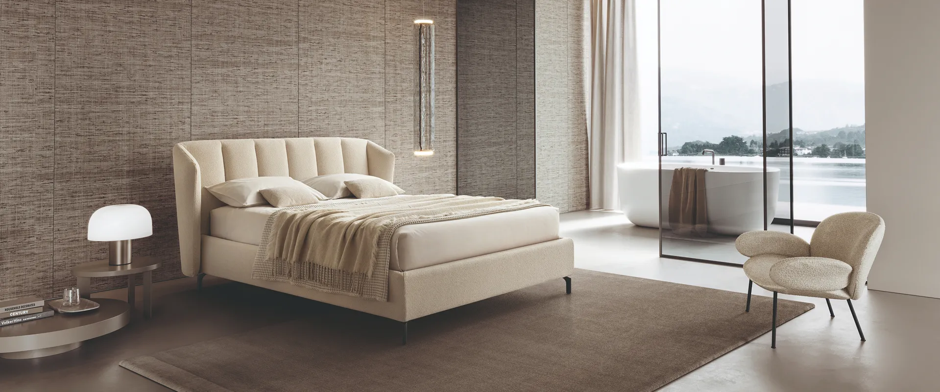 Letto imbottito Orizzonte San Lorenzo in camera ambientata con poltroncina e comodino