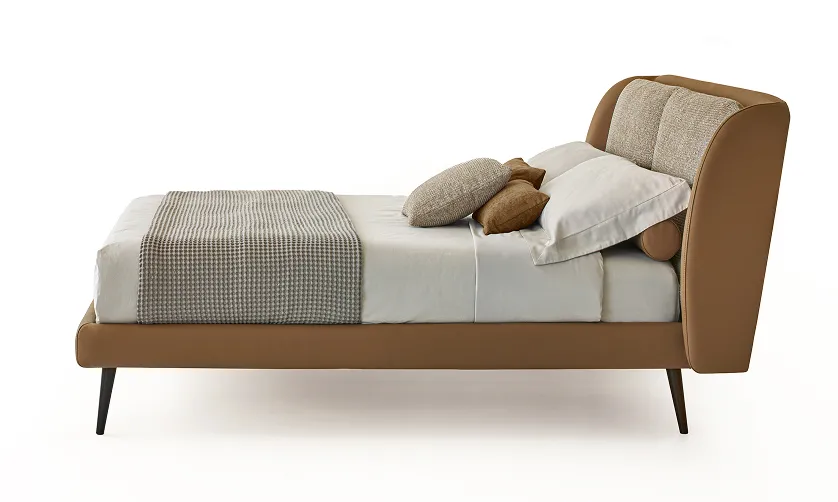 Letto Respiro San Lorenzo su fondo chiaro, vista di tre quarti