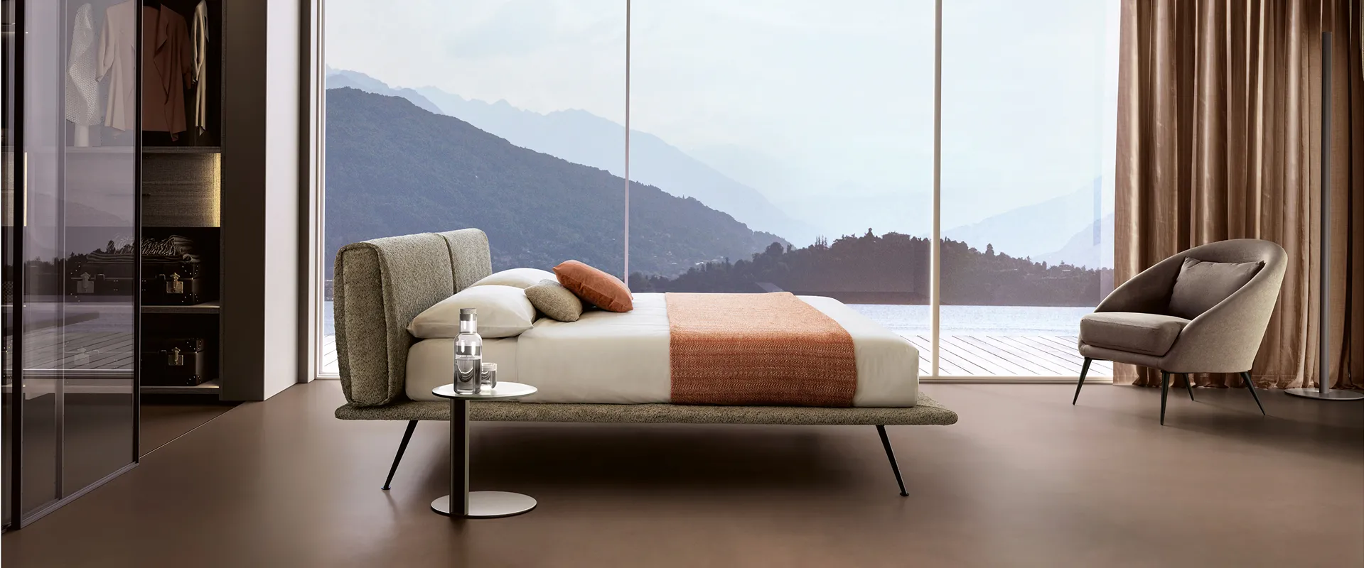Letto imbottito Sinfonia San Lorenzo in camera ambientata con poltroncina e comodino