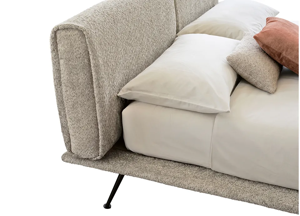 Particolare della testata del letto Sinfonia San Lorenzo in tessuto beige