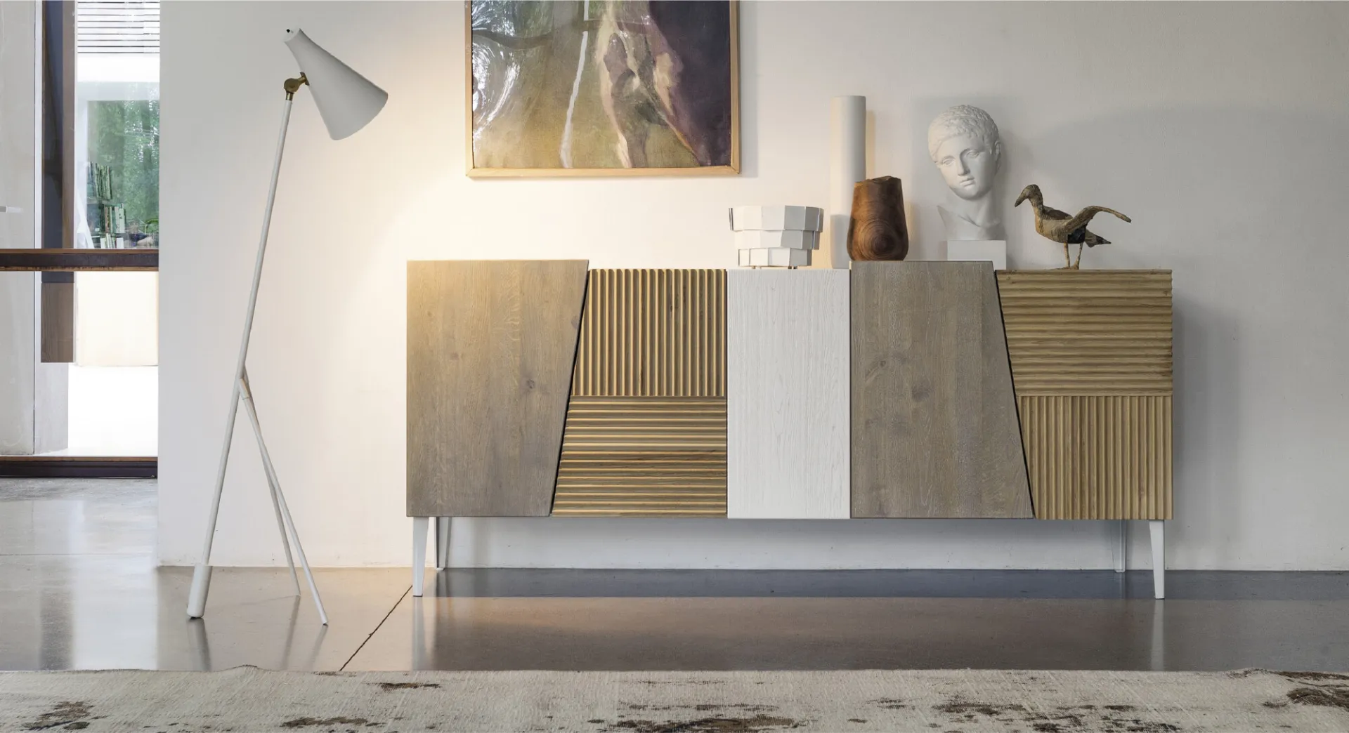 Madia Zero.16 Devina Nais con pannelli in rovere, bianco e grigio illuminata da una lampada