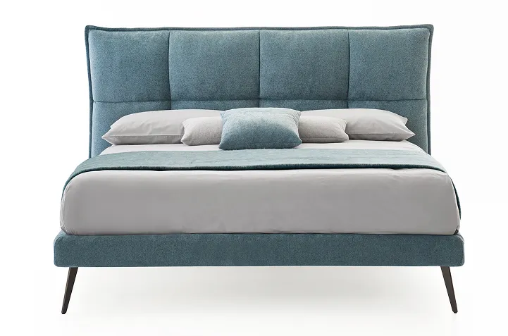 Letto Velour San Lorenzo su fondo chiaro, vista di tre quarti