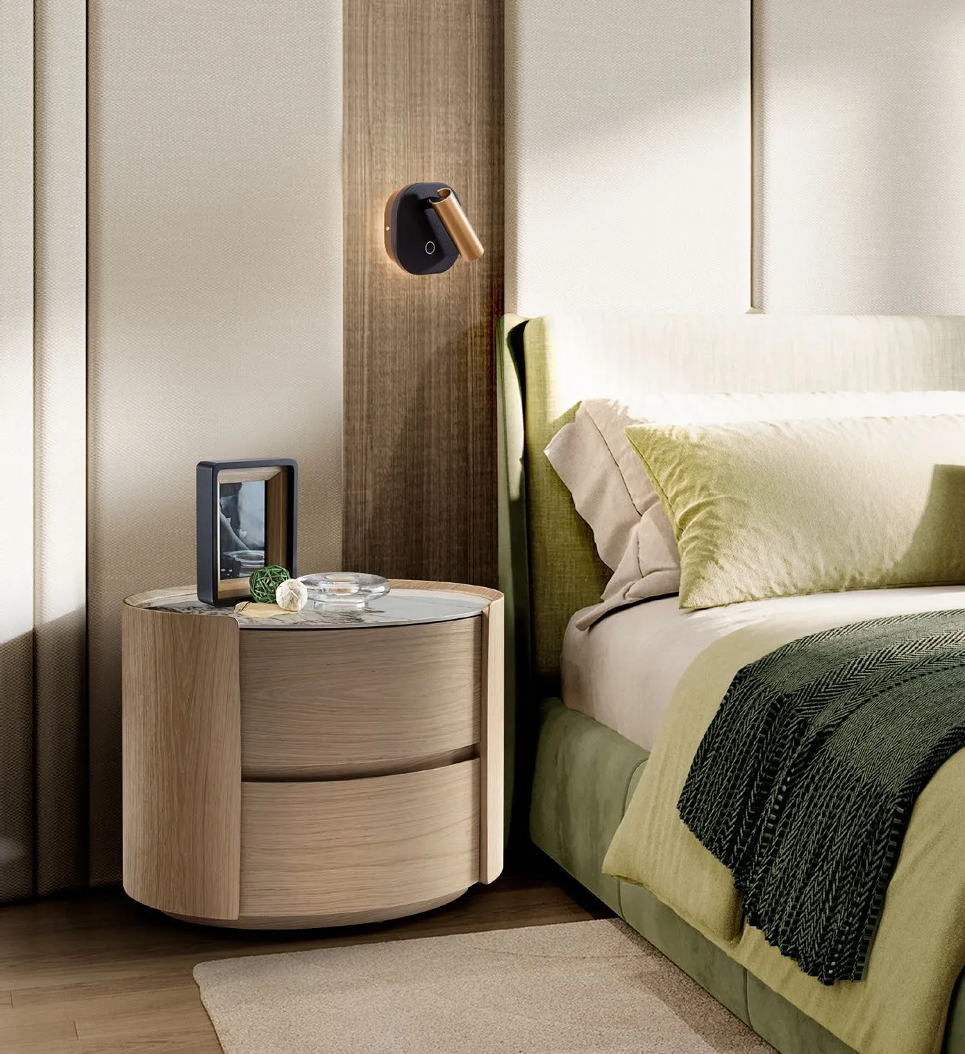 Comodino ovale Enoc Schuller in rovere chiaro accanto a un letto con testata imbottita