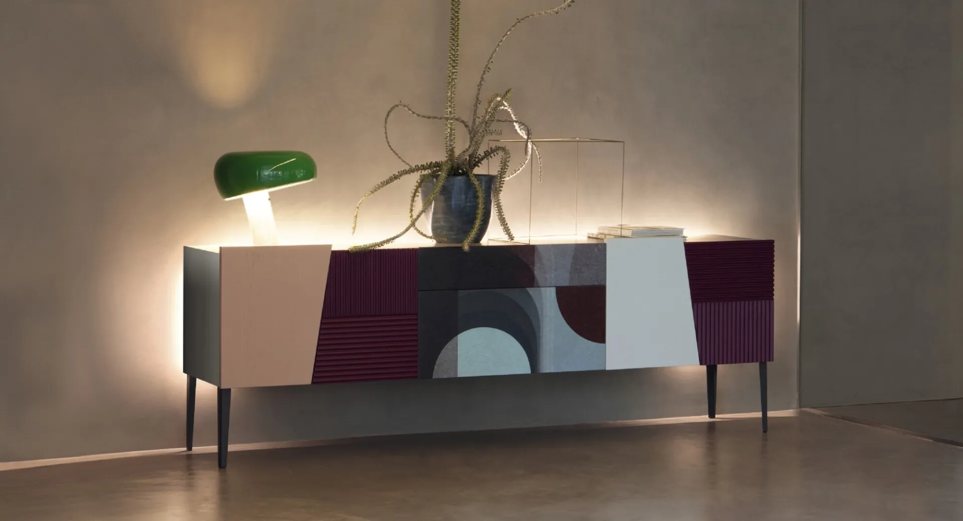 Madia Zero.16 Deco Devina Nais con pannello decorato e led acceso sul retro, su parete scura