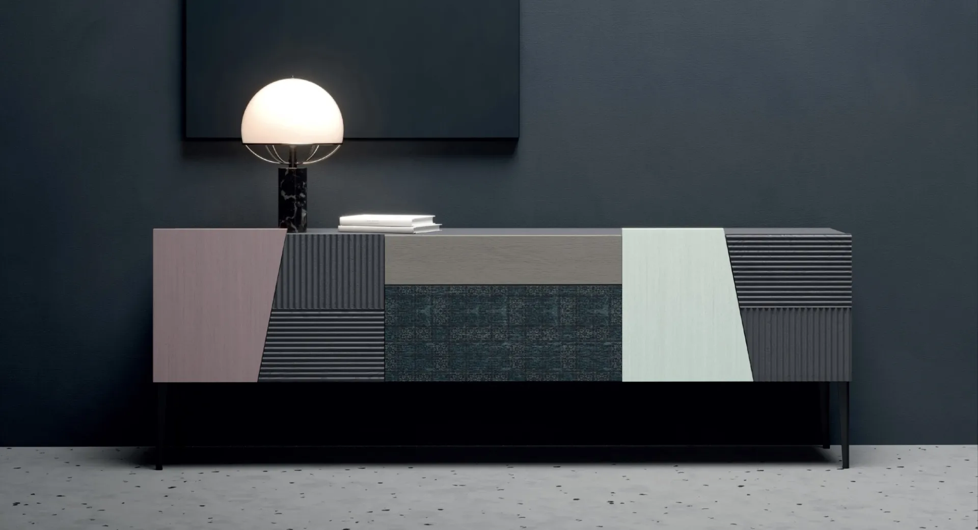 Madia Zero.16 Deco Devina Nais con pannelli rosa, grigio e verde acqua su parete blu scuro
