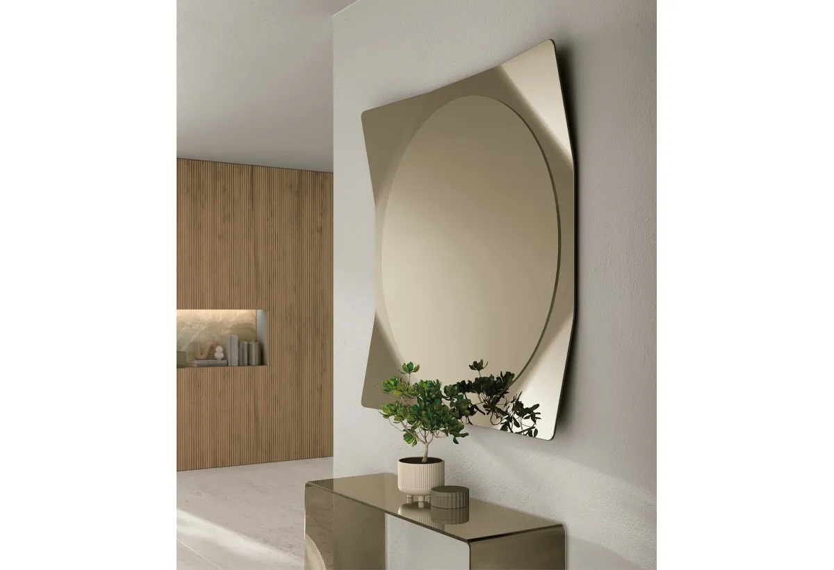Specchio Lynx Target Point bronzo sopra una consolle in vetro in un ingresso