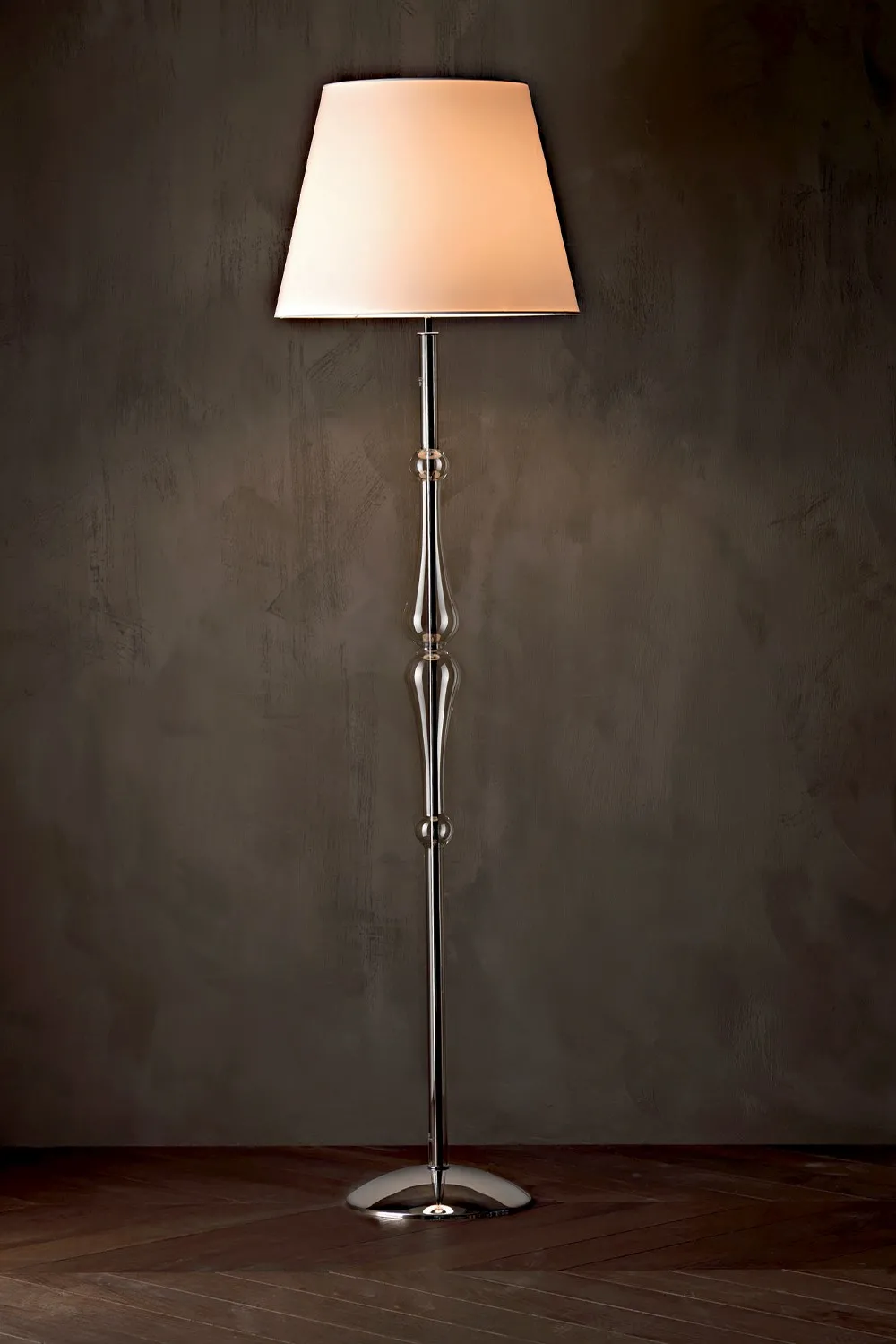 Lampada da terra Miss Le Fablier con stelo cromato e paralume bianco