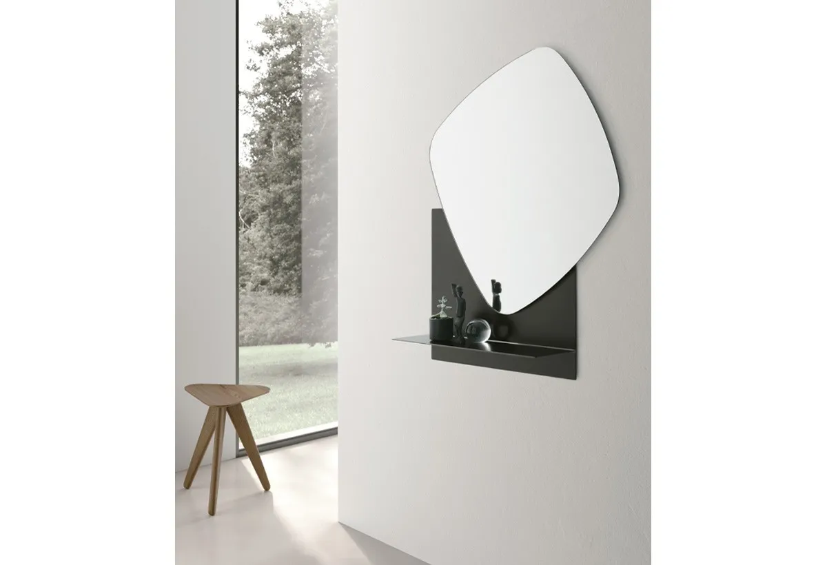 Specchiera Double Trouble Target Point nera con mensola in un ingresso con sgabello