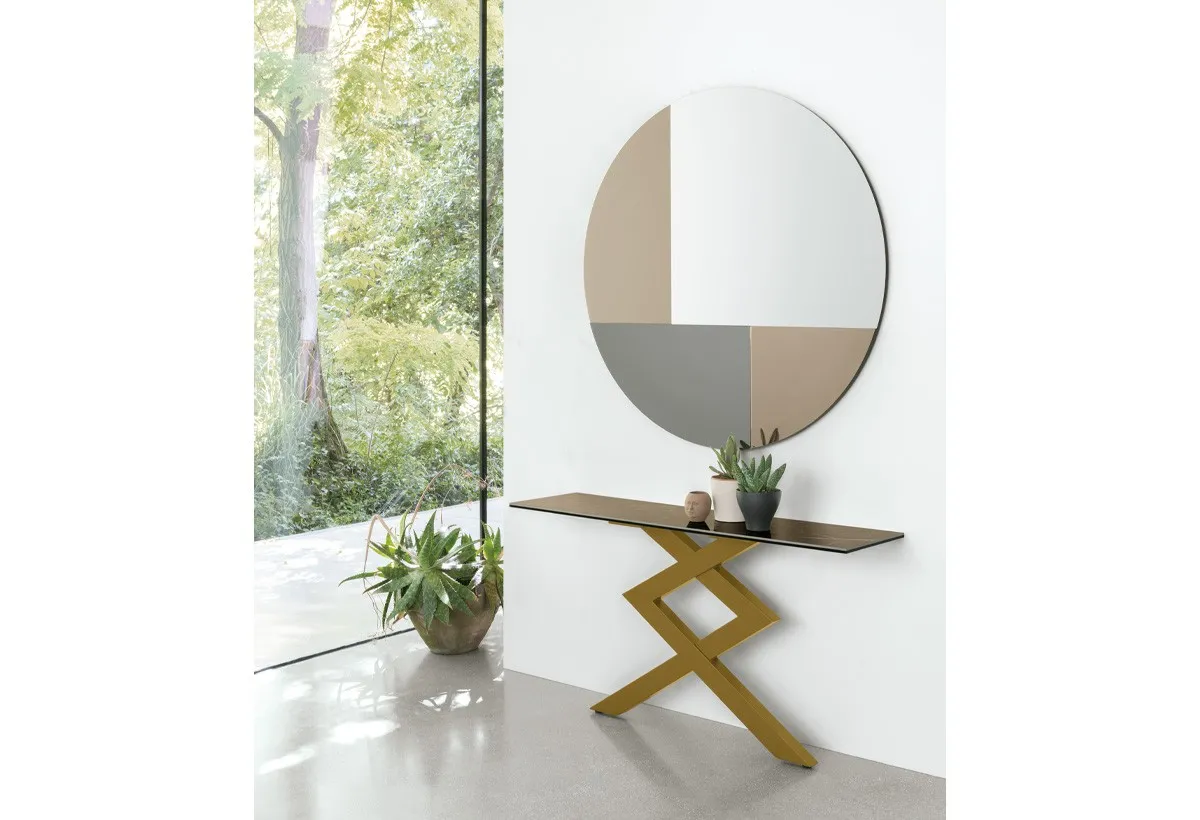 Specchio Patchwork Target Point sopra una consolle dorata in un ingresso