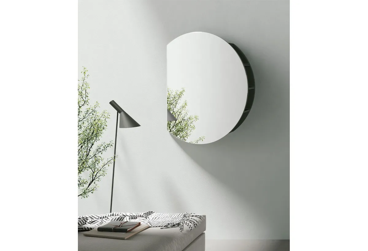 Specchio Token Target Point tondo sopra un letto accanto a una lampada