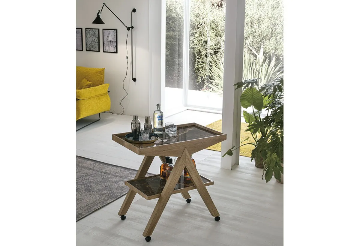 Carrello Arrow Target Point effetto legno con bottiglie in un soggiorno con divano giallo
