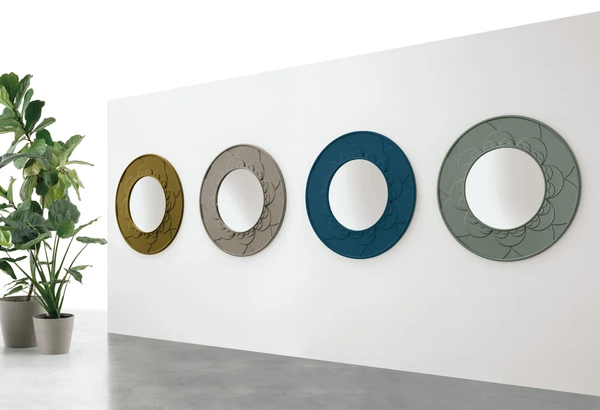 Quattro specchi Flower Target Point in oro, grigio, blu e verde su una parete bianca